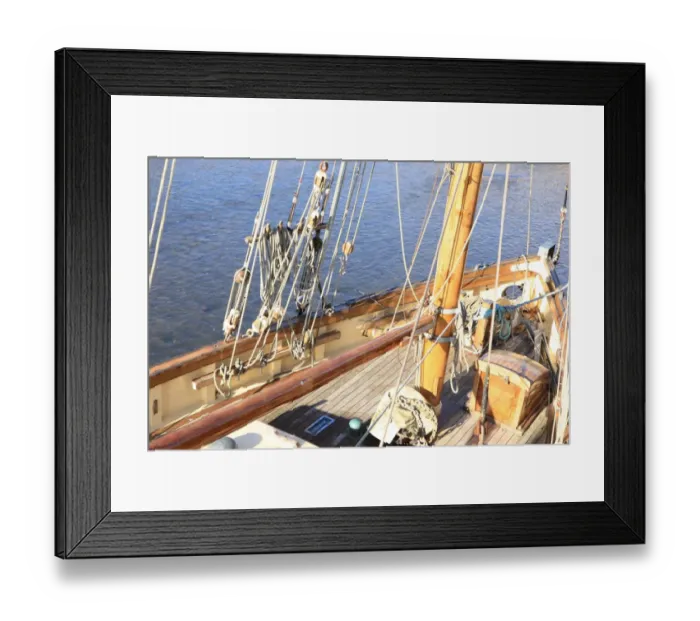 Framed Print : Looe. A Boat in the harbour at Looe Cornwall on a winter day Framed Print : Looe. A Boat in the harbour at Looe Cornwall on a winter day