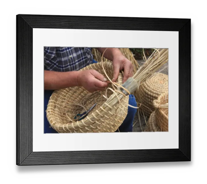 Framed Print : Bee-Skeps. David Chubb making Bee-Skeps on his farm in the Cotswolds