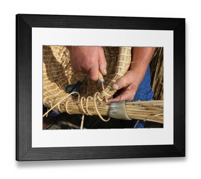 Framed Print : Bee-Skeps. David Chubb making Bee-Skeps on his farm in the Cotswolds