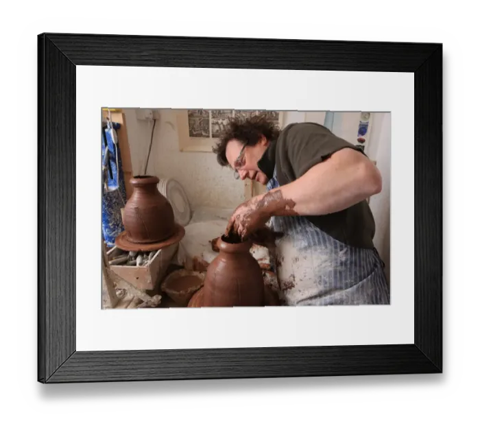 Framed Print : Potter Kevin Millward in his studio near Stoke on Trent working