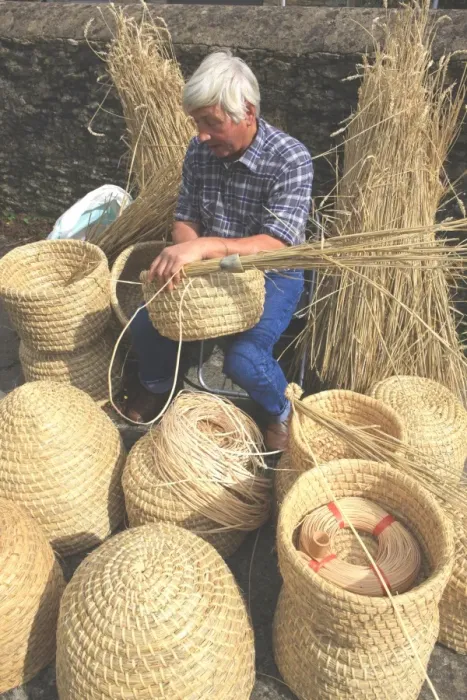 Framed Print : Bee-Skeps. David Chubb making Bee-Skeps on his farm in the Cotswolds