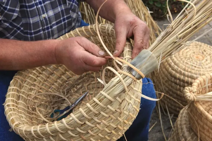 Framed Print : Bee-Skeps. David Chubb making Bee-Skeps on his farm in the Cotswolds