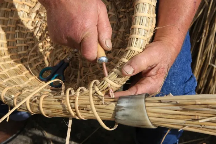 Framed Print : Bee-Skeps. David Chubb making Bee-Skeps on his farm in the Cotswolds