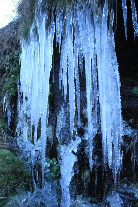 Framed Print : Boscastle. Icicles on the wall around the harbour at Boscatle Framed Print : Boscastle. Icicles on the wall around the harbour at Boscatle