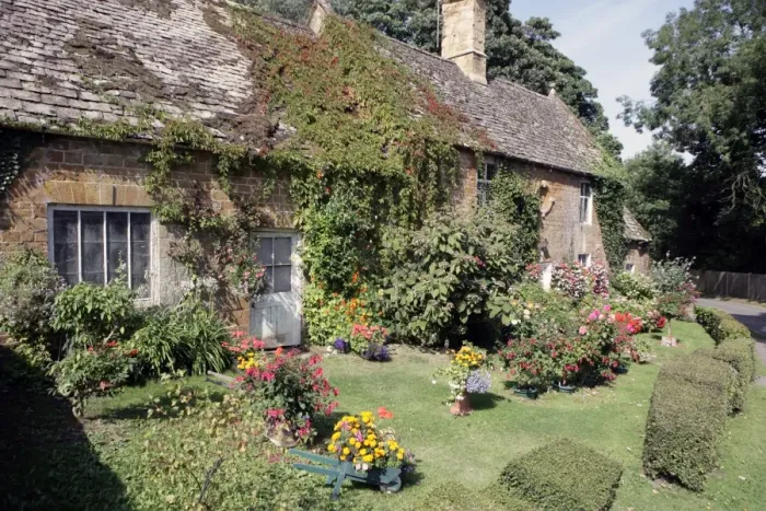 Framed Print : Gret Tew. Cottage garden in the Oxfordshire village of Great Tew on a summers day Framed Print : Gret Tew. Cottage garden in the Oxfordshire village of Great Tew on a summers day