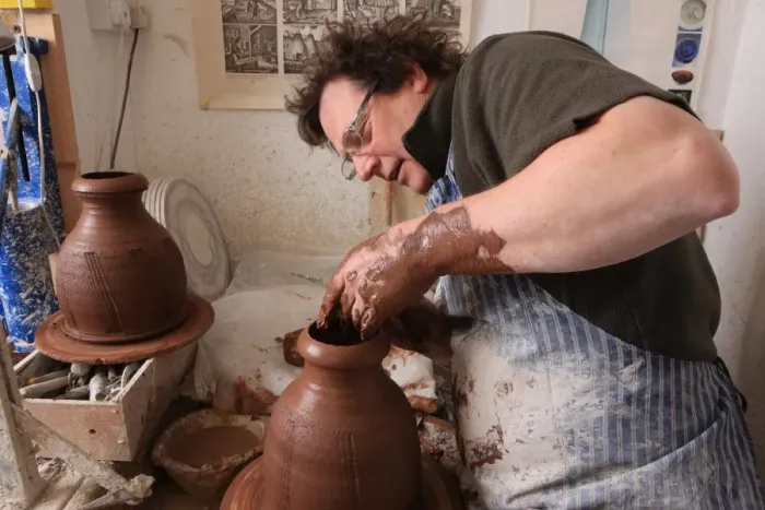 Framed Print : Potter Kevin Millward in his studio near Stoke on Trent working