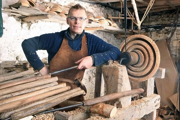 Robin Wood. Woodturner Robin Wood and bowls in his workshop at Edale in the peck District