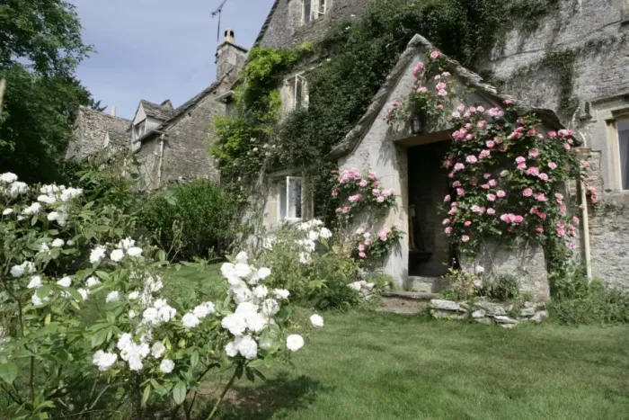 Framed Print : Roses around a door way of an old Farmhouse in the cotswold hamlet of Calmsden