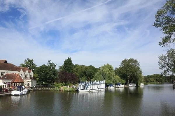 Streatley. The Swan Hotel and River Thames at Streatley, Berkshire, England