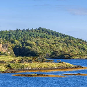 Loch Dunvegan with Dunvegan Castle, Isle of Skye, Inner Hebrides, Highlands, Scotland