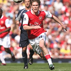 Alex Hleb in Action: Arsenal's Thrilling 2-1 Victory over Bolton Wanderers, FA Premiership, Emirates Stadium, London, April 14, 2007