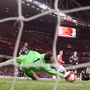 Julio Baptista scores Arsenals 3rd goal past Andreas Isaksson (Man City)