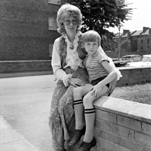 Rolling Stones: Death of Brian Jones (Pat Andrews and Son Mark). July 1969 Z06547-001