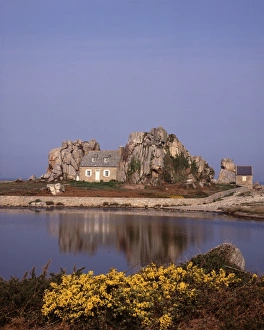 <b class=qtipBold><figcaption>Brittany</figcaption></b><br>The House between the Rock on the Brittany Coast in Northern France<br><em>© Paul Felix Photography Twelve Beacon Park Pelynt nr Looe Cornwall PL13 2PQ photos@paulfelix.co.uk 01503 221069</em> Brittany