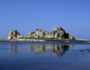 <b class=qtipBold><figcaption>Brittany</figcaption></b><br>The House between the Rock on the Brittany Coast in Northern France<br><em>© Paul Felix Photography Twelve Beacon Park Pelynt nr Looe Cornwall PL13 2PQ photos@paulfelix.co.uk 01503 221069</em> Brittany