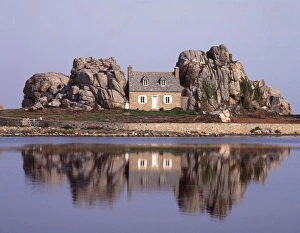 <b class=qtipBold><figcaption>Brittany</figcaption></b><br>The House between the Rock on the Brittany Coast in Northern France<br><em>© Paul Felix Photography Twelve Beacon Park Pelynt nr Looe Cornwall PL13 2PQ photos@paulfelix.co.uk 01503 221069</em> Brittany