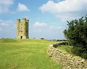 <b class=qtipBold><figcaption>Broadway</figcaption></b><br>A cotswold stone wall at Broadway Tower looking over the countryside<br><em>© Paul Felix Photography Twelve Beacon Park Pelynt nr Looe Cornwall PL13 2PQ photos@paulfelix.co.uk 01503 221069</em> Broadway
