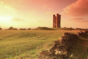 <b class=qtipBold><figcaption>Broadway Tower</figcaption></b><br>Sun set at Broadway Tower at the end of a summers day<br><em>© Paul Felix Photography Twelve Beacon Park Pelynt nr Looe Cornwall PL13 2PQ photos@paulfelix.co.uk 01503 221069</em> Broadway Tower