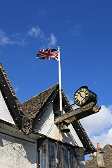 <b class=qtipBold><figcaption>Burford Oxfordshire</figcaption></b><br>The market house in the High Street Burford Oxfordshire on a summers morning<br><em>© Paul Felix Photography Twelve Beacon Park Pelynt nr Looe Cornwall PL13 2PQ photos@paulfelix.co.uk 01503 221069</em> Burford Oxfordshire