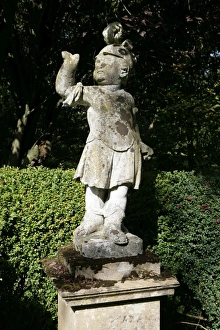 <b class=qtipBold><figcaption>Buscot Park</figcaption></b><br>A statue in the Garden at Buscot Park near Faringdon Oxfordshire<br><em>© Paul Felix Photography Twelve Beacon Park Pelynt nr Looe Cornwall PL13 2PQ photos@paulfelix.co.uk 01503 221069</em> Buscot Park