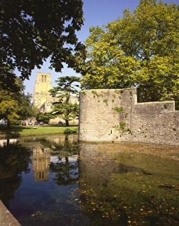 <b class=qtipBold><figcaption>Wells</figcaption></b><br>The Cathedral reflected in the moat around the Bishops Palace at Wells in Somerset<br><em>© Paul Felix Photography Twelve Beacon Park Pelynt nr Looe Cornwall PL13 2PQ photos@paulfelix.co.uk 01503 221069</em> Wells