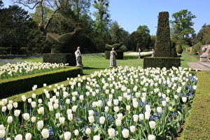 <b class=qtipBold><figcaption>Cliveden</figcaption></b><br>THe Long Garden at Cliveden Buckinghamshire England<br><em>© Paul Felix Photography Twelve Beacon Park Pelynt nr Looe Cornwall PL13 2PQ photos@paulfelix.co.uk 01503 221069</em> Cliveden