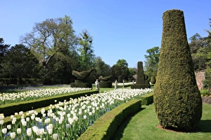 <b class=qtipBold><figcaption>Cliveden</figcaption></b><br>THe Long Garden at Cliveden Buckinghamshire England<br><em>© Paul Felix Photography Twelve Beacon Park Pelynt nr Looe Cornwall PL13 2PQ photos@paulfelix.co.uk 01503 221069</em> Cliveden