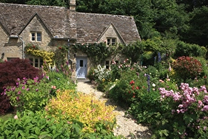 <b class=qtipBold><figcaption>Cottage Garden</figcaption></b><br>The garden of a cotswold cottage in the village of Bibury on a summers day with all its colour Bibury Gloucestershire England Great Britain UK<br><em>© Paul Felix Photography Twelve Beacon Park Pelynt nr Looe Cornwall PL13 2PQ photos@paulfelix.co.uk 01503 221069</em> Cottage Garden