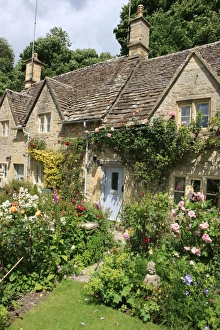 <b class=qtipBold><figcaption>Cottage Garden</figcaption></b><br>One of the best gardens in the cotswolds of Bibury; William Morris called it the most beautiful village in the country;<br><em>© Paul Felix Photography Twelve Beacon Park Pelynt nr Looe Cornwall PL13 2PQ photos@paulfelix.co.uk 01503 221069</em> Cottage Garden