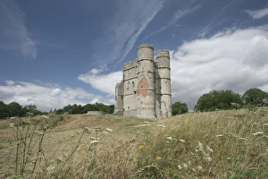 <b class=qtipBold><figcaption>Donnington Castle</figcaption></b><br>The Gatehouse of the 14th-century Donnington Castle near Newbury Berkshire, has associations with the civil war and a battle with a siege.<br><em>© Paul Felix Photography Twelve Beacon Park Pelynt nr Looe Cornwall PL13 2PQ photos@paulfelix.co.uk 01503 221069</em> Donnington Castle