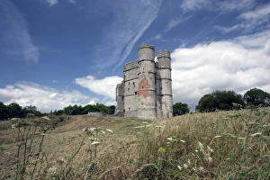 <b class=qtipBold><figcaption>Donnington Castle</figcaption></b><br>The Gatehouse of the 14th-century Donnington Castle near Newbury Berkshire, has associations with the civil war and a battle with a siege.<br><em>© Paul Felix Photography Twelve Beacon Park Pelynt nr Looe Cornwall PL13 2PQ photos@paulfelix.co.uk 01503 221069</em> Donnington Castle