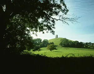 <b class=qtipBold><figcaption>Glastonbury</figcaption></b><br>The Tor on top of the Hill looking over the Somerset Town of Glastonbury, which has Romantic Associations with King Arthur and his Knights<br><em>© Paul Felix Photography Twelve Beacon Park Pelynt nr Looe Cornwall PL13 2PQ photos@paulfelix.co.uk 01503 221069</em> Glastonbury