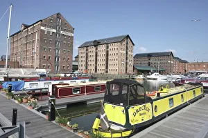 <b class=qtipBold><figcaption>Gloucester Docks</figcaption></b><br>A spring day at Gloucester Docks<br><em>© Paul Felix Photography Twelve Beacon Park Pelynt nr Looe Cornwall PL13 2PQ photos@paulfelix.co.uk 01503 221069</em> Gloucester Docks