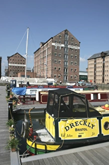 <b class=qtipBold><figcaption>Gloucester Docks</figcaption></b><br>A spring day at Gloucester Docks<br><em>© Paul Felix Photography Twelve Beacon Park Pelynt nr Looe Cornwall PL13 2PQ photos@paulfelix.co.uk 01503 221069</em> Gloucester Docks