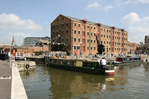 <b class=qtipBold><figcaption>Gloucester Docks</figcaption></b><br>A spring day at Gloucester Docks<br><em>© Paul Felix Photography Twelve Beacon Park Pelynt nr Looe Cornwall PL13 2PQ photos@paulfelix.co.uk 01503 221069</em> Gloucester Docks