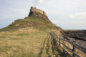 <b class=qtipBold><figcaption>Holy Island</figcaption></b><br>Lindisfarne Castle on Holy Island<br><em>© Paul Felix Photography Twelve Beacon Park Pelynt nr Looe Cornwall PL13 2PQ photos@paulfelix.co.uk 01503 221069</em> Holy Island