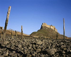 <b class=qtipBold><figcaption>Holy Island</figcaption></b><br>Lindisfarne Castle on Holy Island with spectacular views along the Northumberland Coast<br><em>© Paul Felix Photography Twelve Beacon Park Pelynt nr Looe Cornwall PL13 2PQ photos@paulfelix.co.uk 01503 221069</em> Holy Island