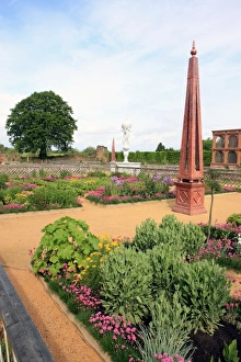 <b class=qtipBold><figcaption>Kenilworth Castle</figcaption></b><br>The recreated garden at Kenilworth Castle Warw<br><em>© Paul Felix Photography Twelve Beacon Park Pelynt nr Looe Cornwall PL13 2PQ photos@paulfelix.co.uk 01503 221069</em> Kenilworth Castle