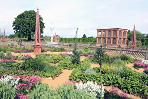 <b class=qtipBold><figcaption>Kenilworth Castle</figcaption></b><br>The recreated garden at Kenilworth Castle Warw<br><em>© Paul Felix Photography Twelve Beacon Park Pelynt nr Looe Cornwall PL13 2PQ photos@paulfelix.co.uk 01503 221069</em> Kenilworth Castle
