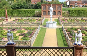 <b class=qtipBold><figcaption>Kenilworth Castle</figcaption></b><br>The recreated garden at Kenilworth Castle Warw<br><em>© Paul Felix Photography Twelve Beacon Park Pelynt nr Looe Cornwall PL13 2PQ photos@paulfelix.co.uk 01503 221069</em> Kenilworth Castle