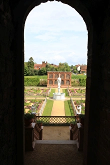 <b class=qtipBold><figcaption>Kenilworth Castle</figcaption></b><br>The recreated garden at Kenilworth Castle Warw<br><em>© Paul Felix Photography Twelve Beacon Park Pelynt nr Looe Cornwall PL13 2PQ photos@paulfelix.co.uk 01503 221069</em> Kenilworth Castle