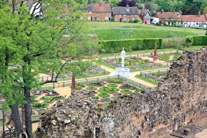 <b class=qtipBold><figcaption>Kenilworth Castle</figcaption></b><br>The recreated garden at Kenilworth Castle Warw<br><em>© Paul Felix Photography Twelve Beacon Park Pelynt nr Looe Cornwall PL13 2PQ photos@paulfelix.co.uk 01503 221069</em> Kenilworth Castle