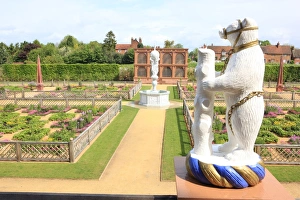 <b class=qtipBold><figcaption>Kenilworth Castle</figcaption></b><br>The recreated garden at Kenilworth Castle Warw<br><em>© Paul Felix Photography Twelve Beacon Park Pelynt nr Looe Cornwall PL13 2PQ photos@paulfelix.co.uk 01503 221069</em> Kenilworth Castle