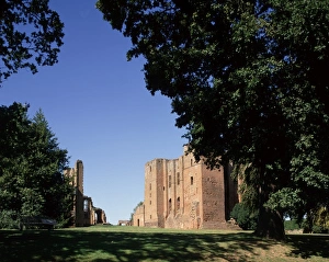<b class=qtipBold><figcaption>Kenilworth Castle Warw</figcaption></b><br>The stunning castle ruins at Kenilworth Castle<br><em>© Paul Felix Photography Twelve Beacon Park Pelynt nr Looe Cornwall PL13 2PQ photos@paulfelix.co.uk 01503 221069</em> Kenilworth Castle Warw