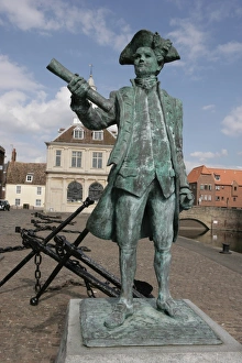 <b class=qtipBold><figcaption>King's Lynn</figcaption></b><br>A statue of Captain George Vancouver on the quay-side at King's Lynn Norfolk beside the Custom House.<br><em>© Paul Felix Photography Twelve Beacon Park Pelynt nr Looe Cornwall PL13 2PQ photos@paulfelix.co.uk 01503 221069</em> King's Lynn