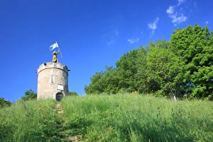 <b class=qtipBold><figcaption>La Chartre France</figcaption></b><br>A statue to Joan of Arc over looking the French town of La Chartre<br><em>© Paul Felix Photography Twelve Beacon Park Pelynt nr Looe Cornwall PL13 2PQ photos@paulfelix.co.uk 01503 221069</em> La Chartre France