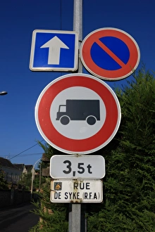 <b class=qtipBold><figcaption>La Chartre France</figcaption></b><br>Street signs in the French town of La Chartre<br><em>© Paul Felix Photography Twelve Beacon Park Pelynt nr Looe Cornwall PL13 2PQ photos@paulfelix.co.uk 01503 221069</em> La Chartre France