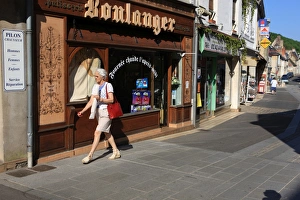 <b class=qtipBold><figcaption>La Chartre France</figcaption></b><br>Shopping for bread in the French town of La Chartre<br><em>© Paul Felix Photography Twelve Beacon Park Pelynt nr Looe Cornwall PL13 2PQ photos@paulfelix.co.uk 01503 221069</em> La Chartre France