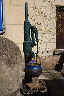 <b class=qtipBold><figcaption>La Chartre France</figcaption></b><br>An old water pump in the French town of La Chartre<br><em>© Paul Felix Photography Twelve Beacon Park Pelynt nr Looe Cornwall PL13 2PQ photos@paulfelix.co.uk 01503 221069</em> La Chartre France