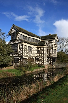 <b class=qtipBold><figcaption>Little Moreton Hall</figcaption></b><br>One of the most famous house in Great Britain, Little Moreton Hall with its moat. A tudor timber-framed manor house built in the mid-16th century, near Congleton Cheshire.<br><em>© Paul Felix Photography Twelve Beacon Park Pelynt nr Looe Cornwall PL13 2PQ</em> Little Moreton Hall